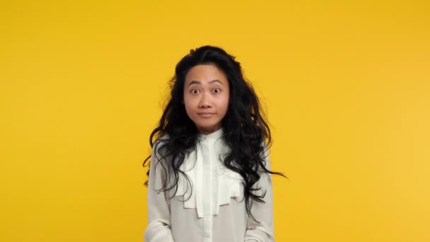 Menina Asiática Feliz Mostrando Polegares Para Cima Fundo Amarelo Positivo — Vídeo de Stock