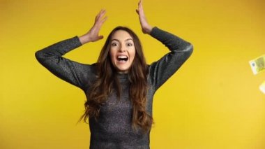 Para yağmur banknotları düşen altında duran sürpriz mutlu kadın. Başarı, iş ve servet kavramı. Yavaş çekim