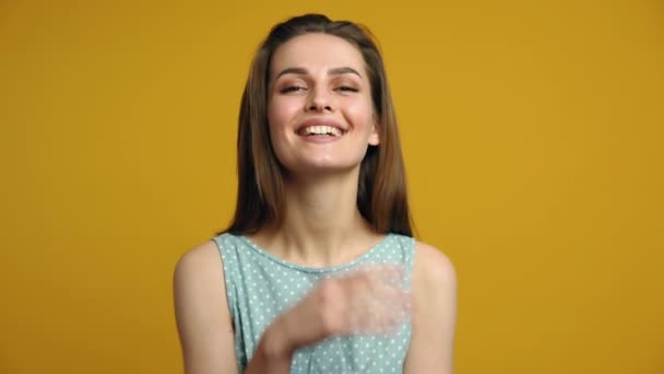 Joven Hermosa Mujer Vestido Lunares Posando Sobre Fondo Amarillo Concepto — Vídeo de stock