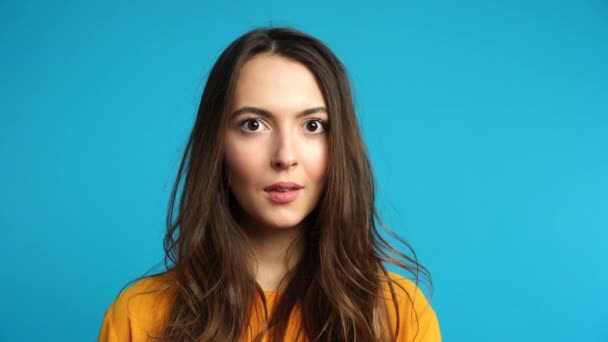Femme Déçue Perplexe Posant Sur Fond Bleu Concept Émotion — Video