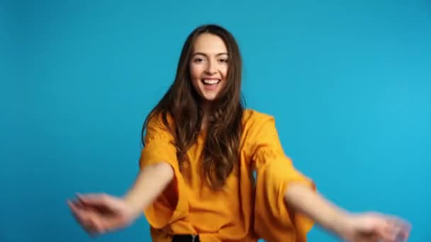 Feliz Mulher Despreocupada Dançando Fundo Azul Emoção Conceito Divertido — Vídeo de Stock