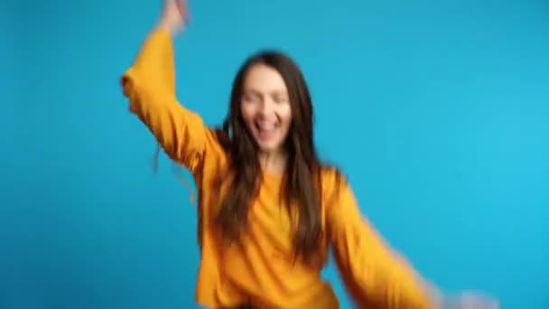 Gelukkige Zorgeloze Vrouw Dansen Blauwe Achtergrond Emotie Fun Concept — Stockvideo