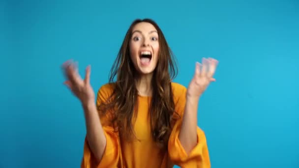 Feliz Mulher Espantada Dizendo Sim Alegra Boas Notícias Sobre Fundo — Vídeo de Stock