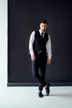 Siyah beyaz arka planda poz yakışıklı zarif adam tam uzunlukta portre. Moda konsepti                              