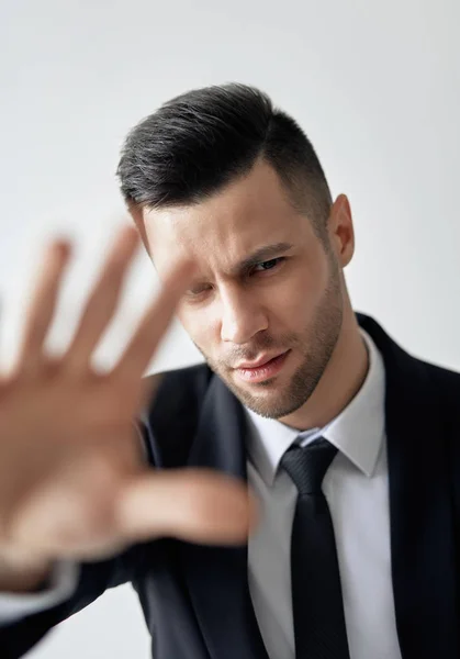 Knappe Man Pak Tonen Stop Teken Geïsoleerd Witte Achtergrond — Stockfoto