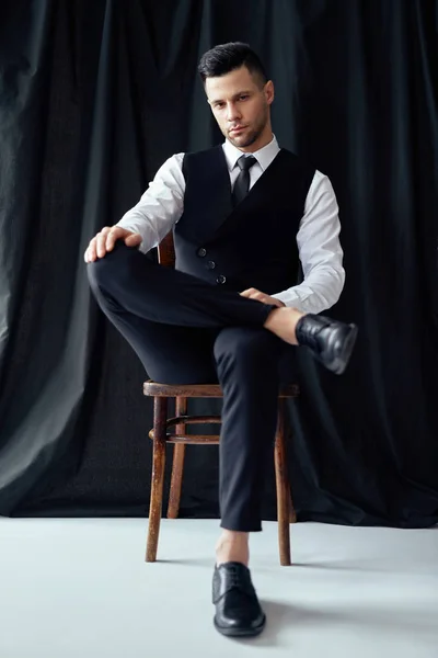 Confident Handsome Man Elegant Suit Posing Sitting Chair Retro Style — Stock Photo, Image