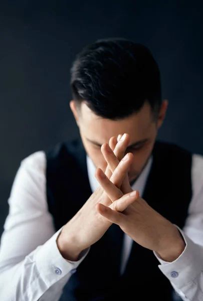 黒い背景に祈る男 うつ病の概念 — ストック写真