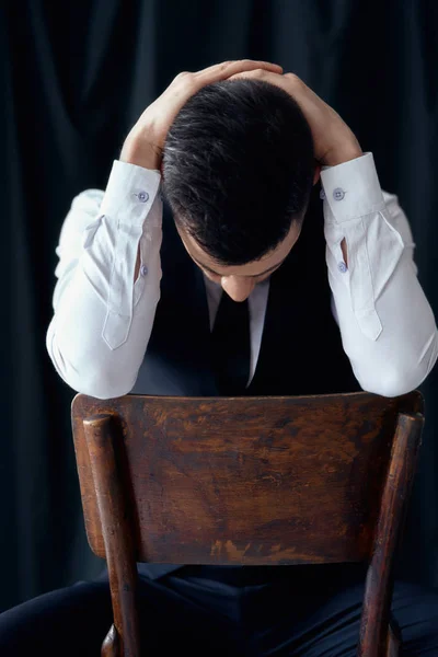 Cansado Entediado Homem Bonito Segurando Cabeça Pelas Mãos Crise Conceito — Fotografia de Stock