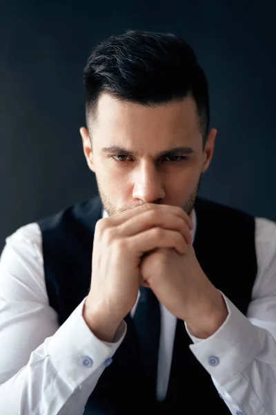 Bonito Retrato Homem Pensativo Terno Fundo Escuro Homens Beleza — Fotografia de Stock