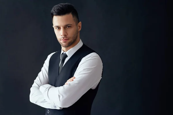 Hombre Guapo Confiado Traje Elegante Con Brazos Cruzados Sobre Fondo — Foto de Stock