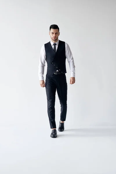 Retrato Completo Hombre Elegante Caminando Traje Sobre Fondo Blanco Concepto — Foto de Stock