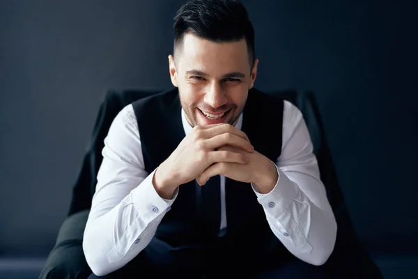 Lächelnder Gutaussehender Mann Entspannt Sich Stuhl Auf Schwarzem Hintergrund Glückliche — Stockfoto