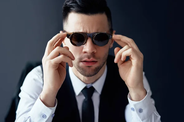 Przystojny Elegancki Człowiek Retro Okulary Stwarzające Studio Czarnym Tle — Zdjęcie stockowe