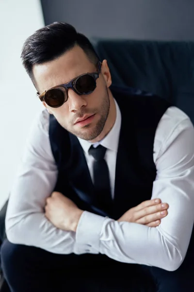 Schöner Eleganter Mann Mit Retro Sonnenbrille Posiert Studio Auf Schwarzem — Stockfoto