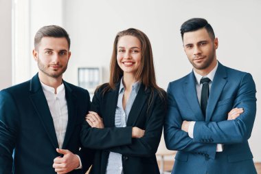 Grup başarılı gülümseyen iş insanları ile ofiste çapraz silah ile. Güven konsepti