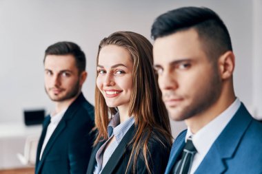 Ofiste bir satırda genç iş halkı grubun portresi. Başarı takım konsepti                                     