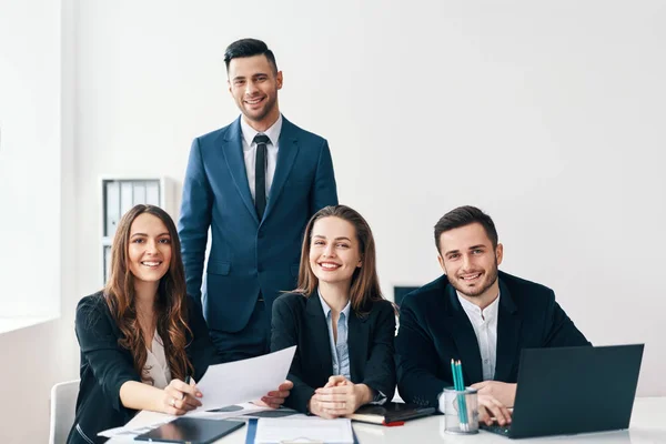 Geschäftsleute Treffen Diskussionskonzept Junge Geschäftsleute Arbeiten Team Planung Einer Projektstrategie — Stockfoto