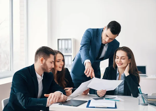 Geschäftsleute Treffen Diskussionskonzept Junge Geschäftsleute Arbeiten Team Planung Einer Projektstrategie — Stockfoto