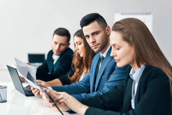 Porträtt Leende Grupp Affärs Män Som Sitter Rad Tillsammans Vid — Stockfoto