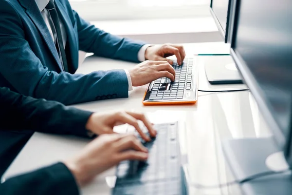 Geschäftsleute Die Laptop Arbeiten Die Hände Tippen Auf Der Laptop — Stockfoto