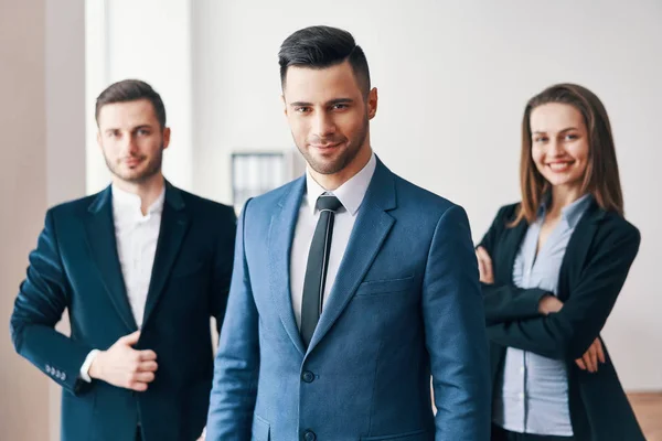 Gruppo Uomini Affari Successo Con Loro Leader Fronte Lavoro Squadra — Foto Stock