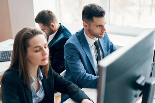 Geschäftsleute Die Seinem Arbeitsplatz Computer Arbeiten Bürolebenskonzept — Stockfoto