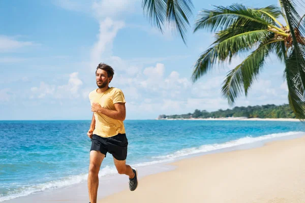 年轻人在热带海滩的海边奔跑 健康的生活方式和运动理念 — 图库照片