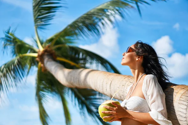 Красивая Молодая Женщина Наслаждается Кокосовым Напитком Отдыхает Тропическом Пляже Пальмой — стоковое фото