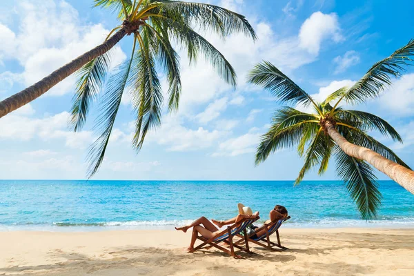 Paare Entspannen Sich Strand Und Genießen Das Schöne Meer Auf — Stockfoto