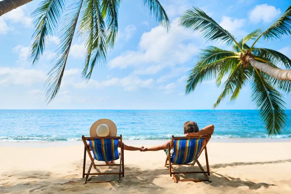 Par Koppla Stranden Njuter Vackra Havet Den Tropiska Sommar Strand — Stockfoto