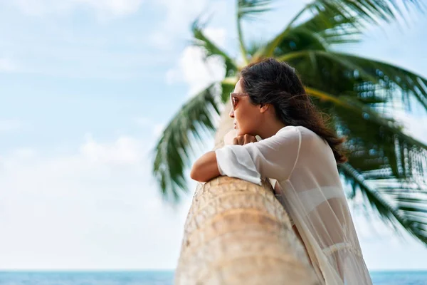 Dreaming Piękna Kobieta Zrelaksować Się Tropikalnej Plaży Palmami Koncepcja Carefree — Zdjęcie stockowe