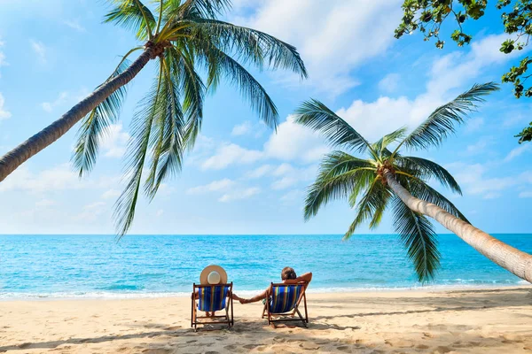 Par Koppla Stranden Njuter Vackra Havet Den Tropiska Sommar Strand — Stockfoto