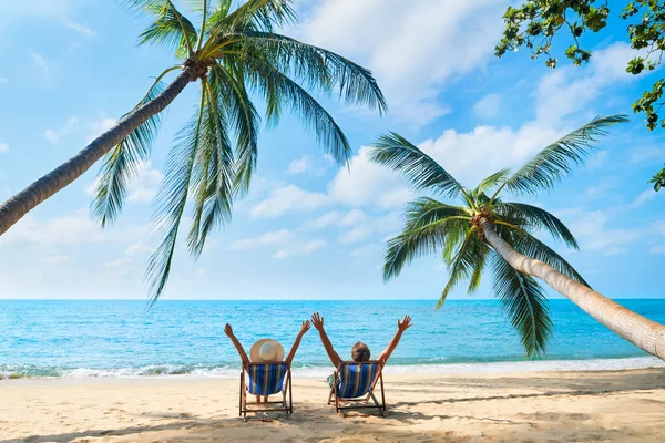 Pareja Feliz Con Los Brazos Arriba Relajarse Playa Disfrutar Hermoso — Foto de Stock