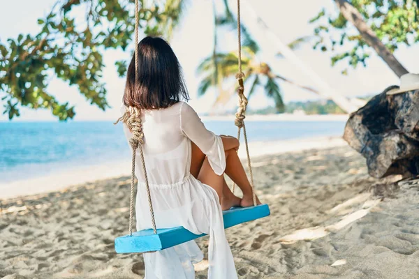 Vista Trasera Mujer Feliz Relajarse Columpio Hermosa Playa Paraísos Relax —  Fotos de Stock
