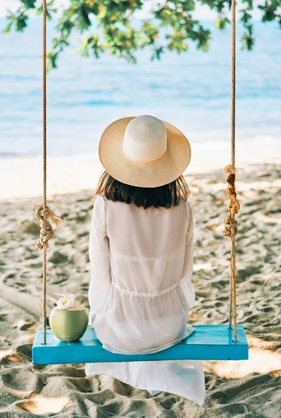 Vista Trasera Mujer Feliz Relajarse Columpio Hermosa Playa Paraísos Relax —  Fotos de Stock