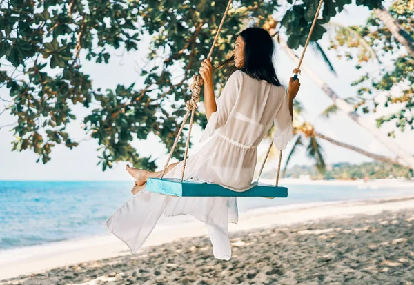 Mujer Feliz Despreocupada Columpio Hermosa Playa Paraísos Relax Concepto Libertad —  Fotos de Stock