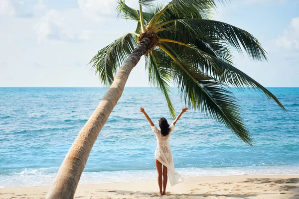 Vista Posterior Joven Feliz Disfrutar Sus Vacaciones Playa Tropical Pie — Foto de Stock