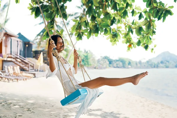 Bekymmerslös Lycklig Kvinna Swing Paradis Beach Relax Och Frihets Koncept — Stockfoto