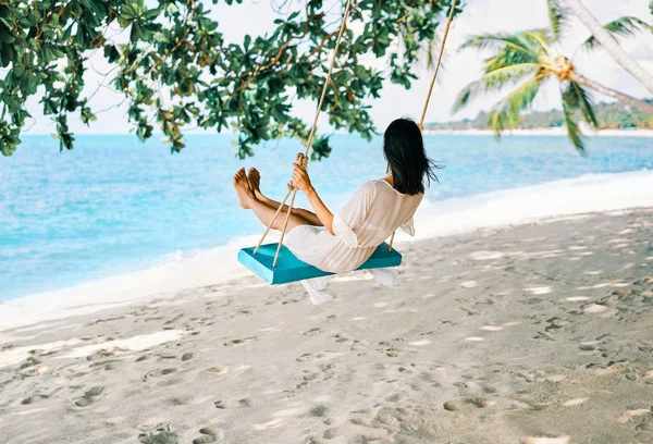 Mujer Feliz Despreocupada Swing Paradises Playa Relax Concepto Libertad — Foto de Stock