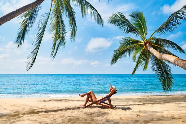 Ung Kvinna Sola Tropiska Stranden Solstol — Stockfoto