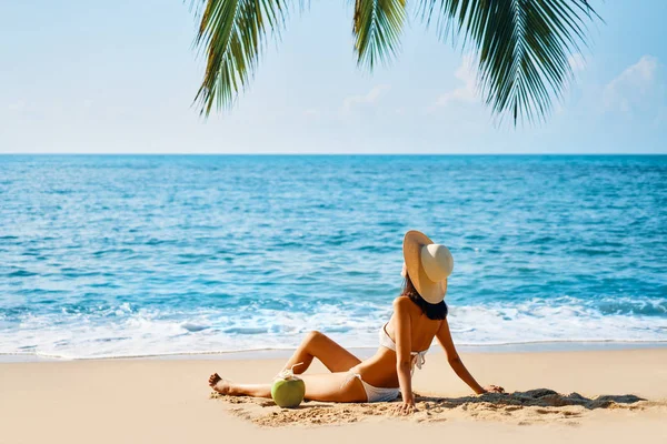 女人独自坐在热带海滩上晒日光浴和放松 暑假概念 — 图库照片