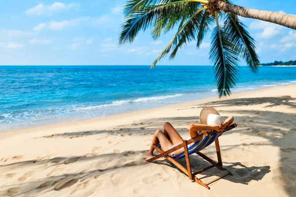 Mujer Joven Tomando Sol Playa Tropical Tumbona — Foto de Stock