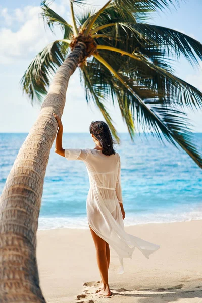 Rückansicht Einer Freien Jungen Frau Die Das Meer Unter Palmen — Stockfoto