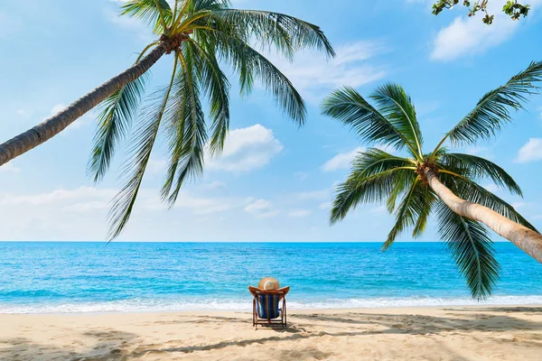 Vista Trasera Mujer Joven Tomando Sol Playa Tropical Tumbona — Foto de Stock