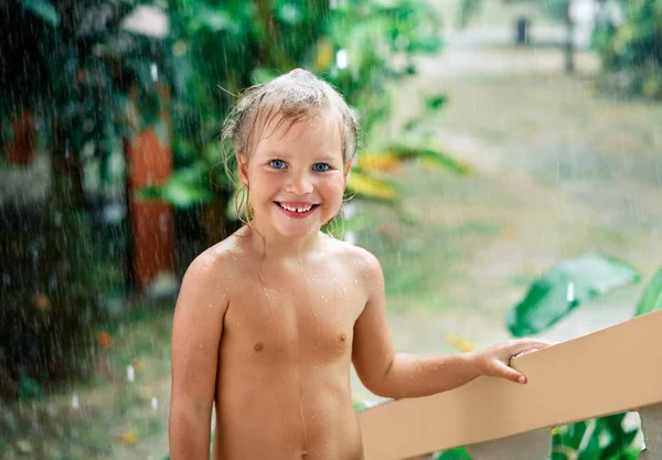 Nahaufnahme Porträt Eines Glücklichen Netten Kleinen Mädchens Das Den Sommerregen — Stockfoto