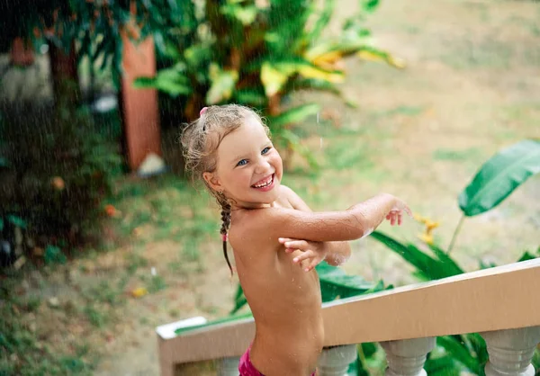 特写描绘快乐可爱的小女孩享受夏雨 掉落在脸上的落水 孩子微笑着 — 图库照片