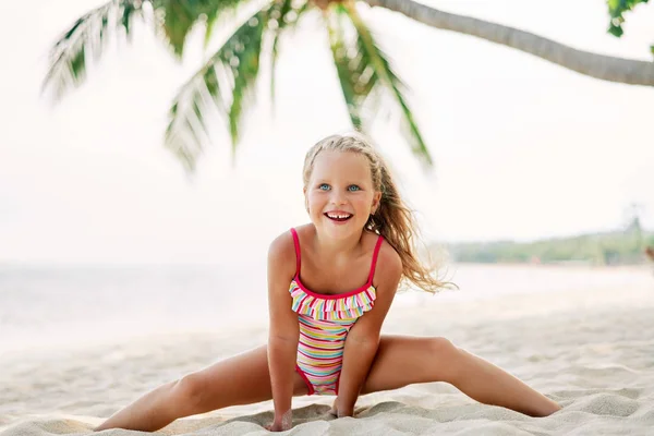 Glückliches Nettes Kind Das Sandstrand Unter Palmen Spielt Sommerurlaub Und — Stockfoto