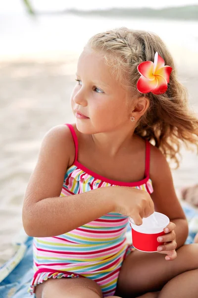 Roztomilá Blonďatá Holčička Jedla Zmrzlinu Písečné Pláži — Stock fotografie