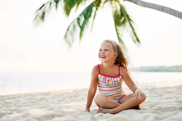 Urocza Dziewczynka Relaks Piaszczystej Plaży Pod Palmami Kopią Przestrzeni Letnie — Zdjęcie stockowe