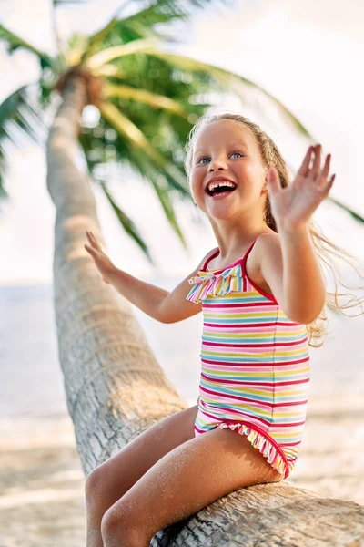 Glückliches Kleines Blondes Mädchen Spielt Strand Auf Palme Sitzend — Stockfoto